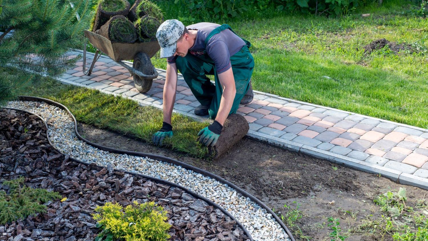 Trädgårdsarbete med stenläggning och plantering på tomt i Orust